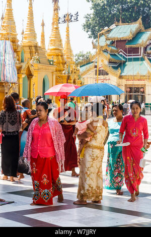 Yangon, Myanmar-May 6 2014: persone che visitano la Shwedagon pagoda. La pagoda è il più sacro per tutti di Myanmar. Foto Stock