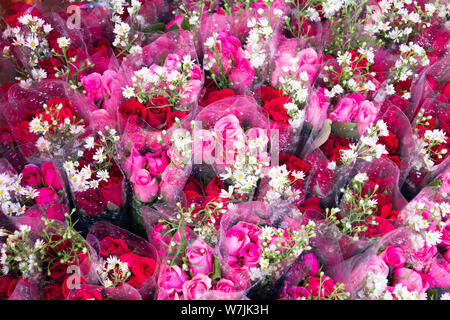 Mazzi di fiori a Pak Khlong Talat il mercato dei fiori a Bangkok, in Thailandia Foto Stock