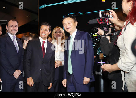 Il Presidente messicano Enrique Peña Nieto, seconda a sinistra e Ma Jack o Ma Yun, centro, presidente cinese di e-commerce gigante gruppo Alibaba, posa per le foto Foto Stock