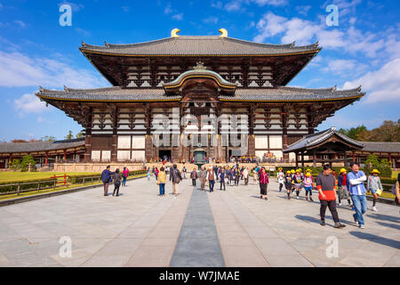 Nara, Giappone - 29 Ottobre 2018: : Grande Buddha Hall o Daibutsu den del tempio Todaiji ospita la più grande in bronzo Buddha seduto ed è anche l'ampia Foto Stock