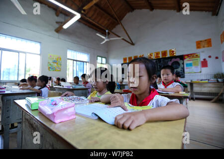 --FILE--sinistra-dietro gli alunni frequentano le lezioni presso una scuola in città Yaxi, Nanjing city, est cinese della provincia di Jiangsu, 31 agosto 2017. La Cina ha rilasciato un Foto Stock