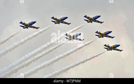 Il mar Baltico api api aerobatic team dalla Lettonia esegue durante la cerimonia di apertura del 1° Sichuan aviazione internazionale e Exhibitio aerospaziale Foto Stock