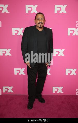 BEVERLY HILLS, CALIFORNIA - 06 agosto: Emilio Rivera assiste le reti FX Starwalk tappeto rosso al TCA presso il Beverly Hilton Hotel il Agosto 06, 2019 a Beverly Hills, la California. Credito: Faye Sadou / MediaPunch Foto Stock