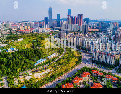 Vista aerea di grattacieli e alto-aumento edifici residenziali in Nanning city, a sud della Cina di Guangxi Zhuang Regione autonoma, 3 giugno 2017. Il 14t Foto Stock