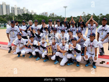 Vincitore giocatori giapponesi posano con il loro trofeo dopo la vittoria nella 1° BFA donna baseball Coppa asiatica di Hong Kong, Cina, 7 settembre 2017. Foto Stock