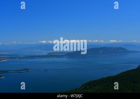 Vista panoramica del San Juan Islands e Mt. Baker come visto da Mt, Costituzione sulla Orcas Island, Washington Foto Stock
