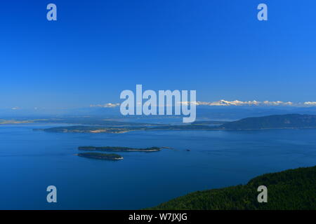 Vista panoramica del San Juan Islands e Mt. Baker come visto da Mt, Costituzione sulla Orcas Island, Washington Foto Stock