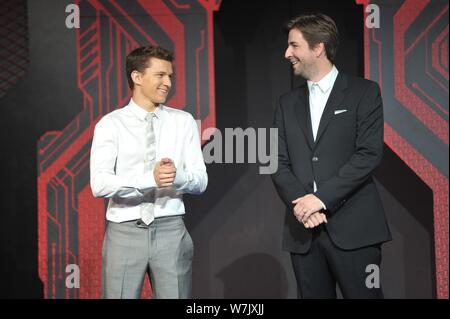 Attore inglese Tom Holland, a sinistra e a film americano Direttore Jon watt di partecipare a un evento di Premiere per il loro nuovo film 'Uomo Ragno: Homecoming' a Pechino, Foto Stock