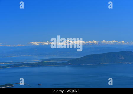 Vista panoramica del San Juan Islands e Mt. Baker come visto da Mt, Costituzione sulla Orcas Island, Washington Foto Stock