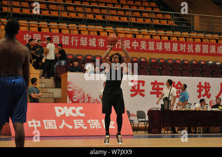 NBA star Shannon Brown dimostra la sua abilità di basket durante il warm-up del Sino-US All-Star Gioco di basket in città Zoucheng, est della Cina di Shandong Foto Stock