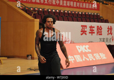 NBA star Shannon Brown dimostra la sua abilità di basket durante il warm-up del Sino-US All-Star Gioco di basket in città Zoucheng, est della Cina di Shandong Foto Stock