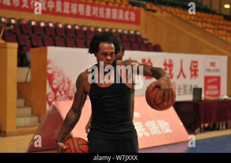 NBA star Shannon Brown dimostra la sua abilità di basket durante il warm-up del Sino-US All-Star Gioco di basket in città Zoucheng, est della Cina di Shandong Foto Stock