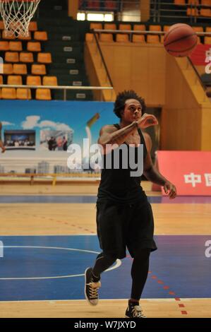 NBA star Shannon Brown dimostra la sua abilità di basket durante il warm-up del Sino-US All-Star Gioco di basket in città Zoucheng, est della Cina di Shandong Foto Stock