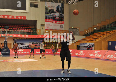 NBA star Shannon Brown dimostra la sua abilità di basket durante il warm-up del Sino-US All-Star Gioco di basket in città Zoucheng, est della Cina di Shandong Foto Stock