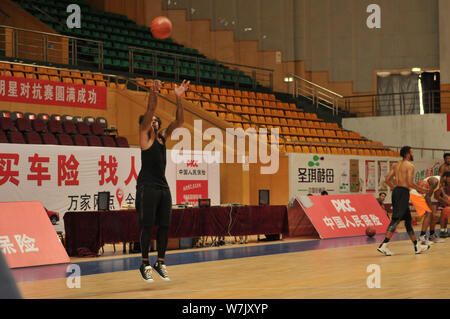 NBA star Shannon Brown dimostra la sua abilità di basket durante il warm-up del Sino-US All-Star Gioco di basket in città Zoucheng, est della Cina di Shandong Foto Stock