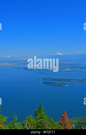 Vista panoramica del San Juan Islands e Mt. Baker come visto da Mt, Costituzione sulla Orcas Island, Washington Foto Stock