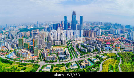 Vista aerea di grattacieli e alto-aumento edifici residenziali in Nanning city, a sud della Cina di Guangxi Zhuang Regione autonoma, 18 giugno 2017. Il 14 Foto Stock