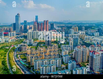 Vista aerea di grattacieli e alto-aumento edifici residenziali in Nanning city, a sud della Cina di Guangxi Zhuang Regione autonoma, 3 giugno 2017. Il 14t Foto Stock