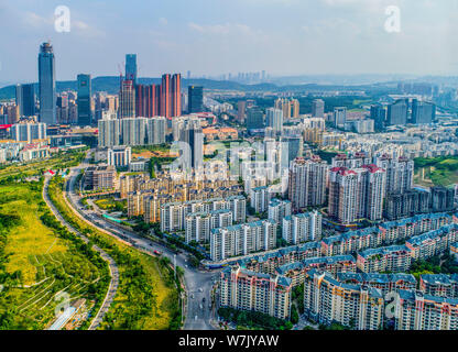 Vista aerea di grattacieli e alto-aumento edifici residenziali in Nanning city, a sud della Cina di Guangxi Zhuang Regione autonoma, 3 giugno 2017. Il 14t Foto Stock