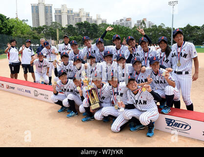 Vincitore giocatori giapponesi posano con il loro trofeo dopo la vittoria nella 1° BFA donna baseball Coppa asiatica di Hong Kong, Cina, 7 settembre 2017. Foto Stock