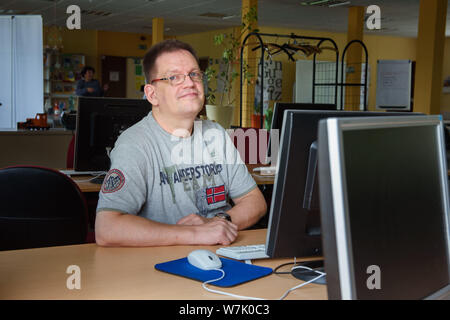 Oranienburg, Germania. 16 Luglio, 2019. Ronny Kraemer, un accompagnatore e ex disoccupato di lungo periodo, si siede a un computer workstation in una integrazione del progetto di sostegno per i disoccupati di lunga durata e la famiglia ha bisogno di gruppi. Tra il 2015 e il 2020, circa 40 milioni di euro dai fondi europei del programma sarà disponibile per il Brandeburgo. (A 'lontano dalla disoccupazione di lunga durata: lavoro nella cura o ufficio') Credito: Gregor Fischer/dpa/ZB/dpa/Alamy Live News Foto Stock