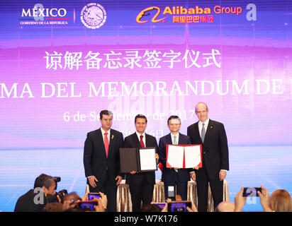 Il Presidente messicano Enrique Peña Nieto, seconda a sinistra e Ma Jack o Ma Yun, seconda a destra, presidente cinese di e-commerce gigante gruppo Alibaba, pongono assortiti Foto Stock