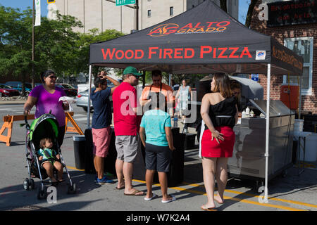 I clienti si riuniscono intorno al alto grado di alimenti e bevande della società tenda a Fort Wayne il mercato degli agricoltori nel centro di Fort Wayne, Indiana, Stati Uniti d'America. Foto Stock