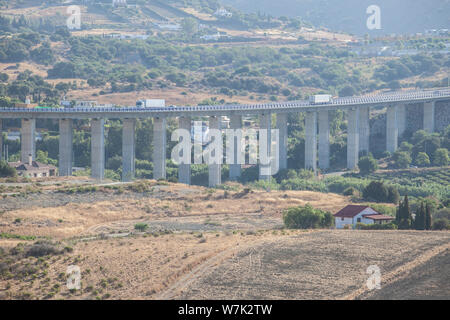 Autostrada A7 o Autopista del Sol vicino a Estepona, Malaga, Spagna Foto Stock