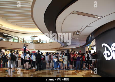 I clienti di attendere in linea per immettere la Cina secondo Disney store in HKRI Taikoo Hui, Shanghai, Cina, 1 settembre 2017. La seconda Disney store in ch Foto Stock