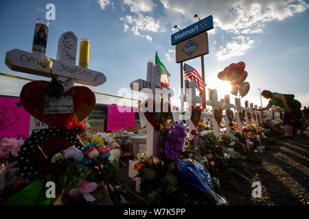 Pechino, USA. 5 Ago, 2019. Croci con i nomi delle vittime sono collocati vicino a Walmart centro ove il sabato le massicce sparatoria ha avuto luogo a El Paso, Texas, Stati Uniti, e il Agosto 5, 2019. Credito: Wang Ying/Xinhua/Alamy Live News Foto Stock