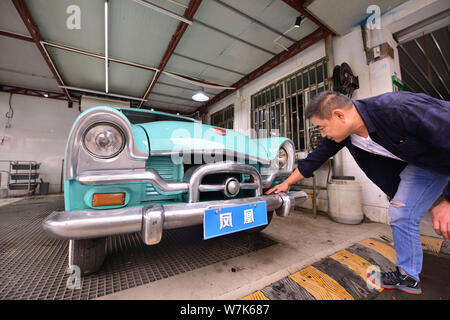 Il proprietario del 59-anno-vecchio 'Phoenix' auto d'epoca, pulisce la berlina dopo due mesi di lavori di ristrutturazione presso un garage in Cina a Shanghai, 28 settembre 2017. Foto Stock