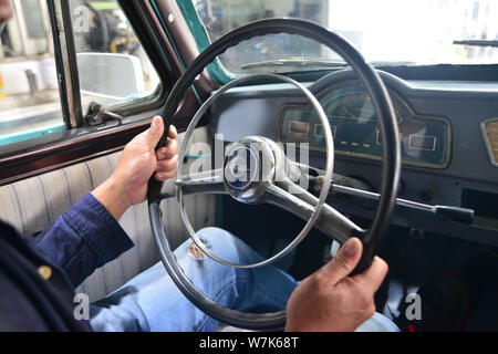 Il proprietario del 59-anno-vecchio 'Phoenix' auto d'epoca, tenta di eseguire la berlina dopo due mesi di lavori di ristrutturazione presso un garage in Cina a Shanghai, 28 settembre 2017. Foto Stock