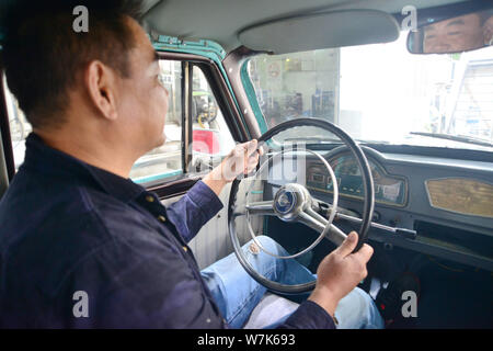 Il proprietario del 59-anno-vecchio 'Phoenix' auto d'epoca, tenta di eseguire la berlina dopo due mesi di lavori di ristrutturazione presso un garage in Cina a Shanghai, 28 settembre 2017. Foto Stock