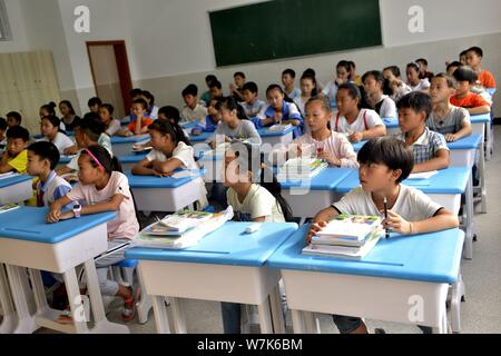 --FILE -- Gli alunni frequentano le lezioni presso una scuola in Rongjiang county, Qiandongnan Miao e Dong prefettura autonoma, a sud-ovest della Cina di Guizhou, 18 Foto Stock