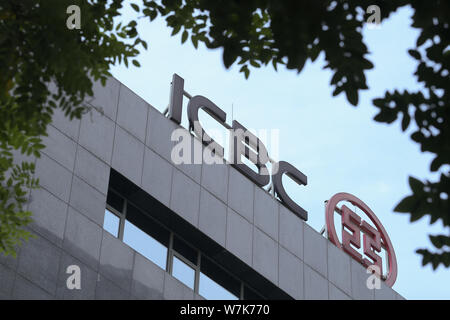 --FILE--Vista di un logo di ICBC (industriale e banca commerciale della Cina) in Hangzhou, est della Cina di provincia dello Zhejiang, 9 agosto 2017. Autorità di regolamentazione Foto Stock