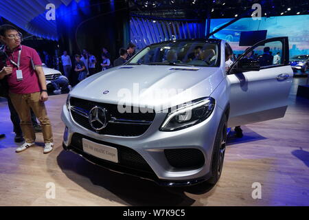 --FILE--una Mercedes-Benz GLE 500 4MATIC Coupe SUV è sul display durante il XIV Cina (Guangzhou) Salone Internazionale dell'Automobile, noto anche come Au Foto Stock