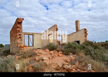 Vecchio rudere di una casa mancano le pareti e tetto in il fantasma della città mineraria di Silverton in outback Australia Foto Stock