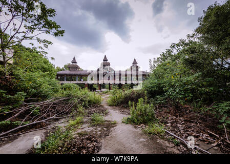 Vista della ex stazione ferroviaria di abbandonato il sogno americano Park nella periferia di Shanghai in Cina, 2 settembre 2017. Questo parco è stato uno dei th Foto Stock