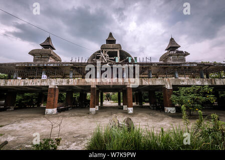 Vista della ex stazione ferroviaria di abbandonato il sogno americano Park nella periferia di Shanghai in Cina, 2 settembre 2017. Questo parco è stato uno dei th Foto Stock