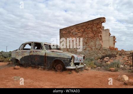 Relitto vecchio auto d'epoca di fianco i resti di una casa colonica in outback Australia a Silverton Foto Stock