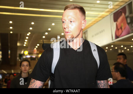 American giocatore di pallacanestro professionale Nick Minnerath, nuovo giocatore di Shanghai gli squali di cinese di pallacanestro (CBA), è raffigurato a poppa Foto Stock