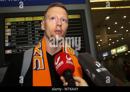 American giocatore di pallacanestro professionale Nick Minnerath, nuovo giocatore di Shanghai gli squali di cinese di pallacanestro (CBA) viene intervistato Foto Stock