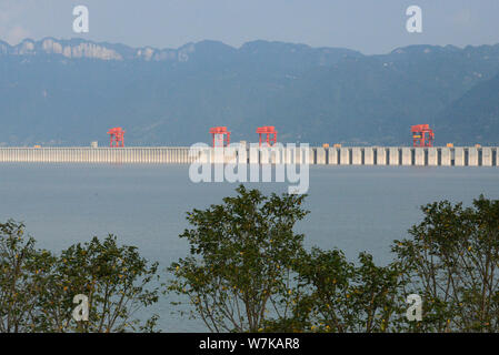 Vista panoramica della diga delle Tre Gole azionato dalla Cina Tre Gole Corporation sul Fiume Yangtze in Yichang city, centrale cinese della provincia di Hubei Foto Stock