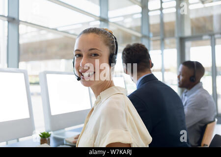 Ritratto di giovane donna che lavorano in un call center Foto Stock