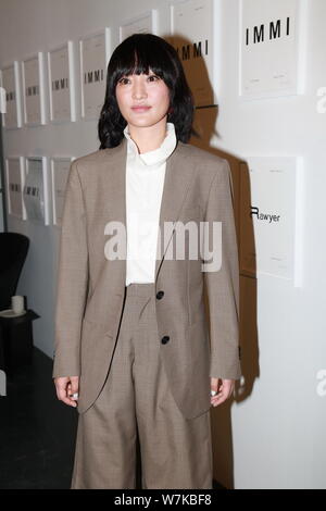 Attrice cinese Zhou Xun pone durante un evento di branding in Cina a Shanghai, 12 settembre 2017. *** Caption locale *** Foto Stock