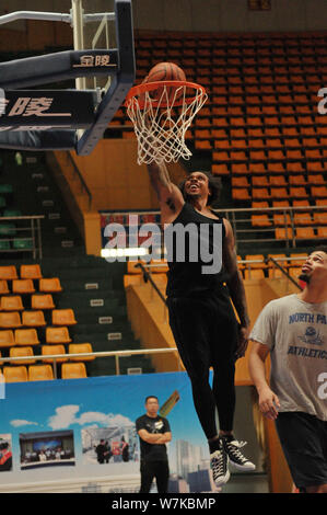 NBA star Shannon Brown dimostra la sua abilità di basket durante il warm-up del Sino-US All-Star Gioco di basket in città Zoucheng, est della Cina di Shandong Foto Stock