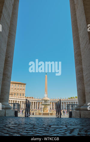 Al centro di Piazza San Pietro si vede dalle colonne doriche in Vaticano Foto Stock