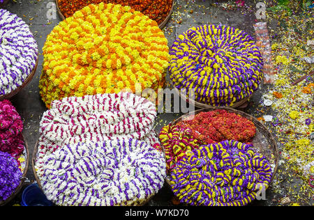 Fiori freschi venduti in commercio all'ingrosso all'interno di KR il mercato dei fiori di Bangalore in India che è uno dei più grandi mercati di fiori in Asia Foto Stock