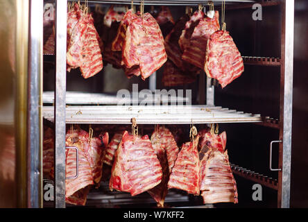 La carne di fumare in smokehouse l'industria della carne. Foto Stock