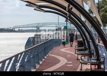 Giovane facendo una passeggiata mattutina poco dopo l'alba lungo il Riverwalk Southbank sul fiume del St Johns in Downtown Jacksonville, Florida. (USA) Foto Stock